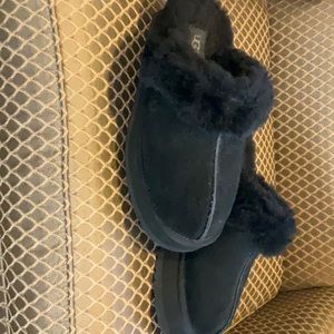 Uggs women’s disquette slippers size 9